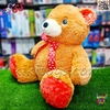 عروسک پولیشی خرس قهوه‌ای بزرگ با پاپیون قرمز قلبی – نرم، بغل‌کردنی و دوست‌داشتنی