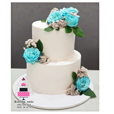 Engagement cake with blue flowers