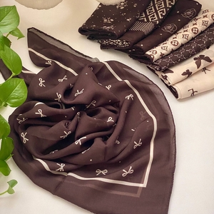 مینی اسکارف چاپی قهوه‌ای 