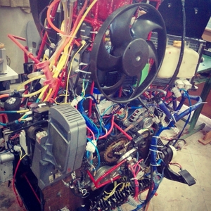 نمای کلی موتور الکترومغناطیسی از زاویه 30درجه ای