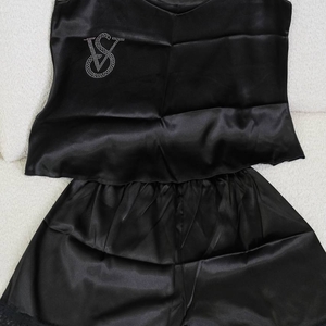 ست تاپ شورتک ساتن نگینی مشکی کد1039