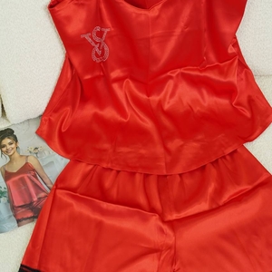 ست تاپ شورتک ساتن نگینی قرمز کد1032